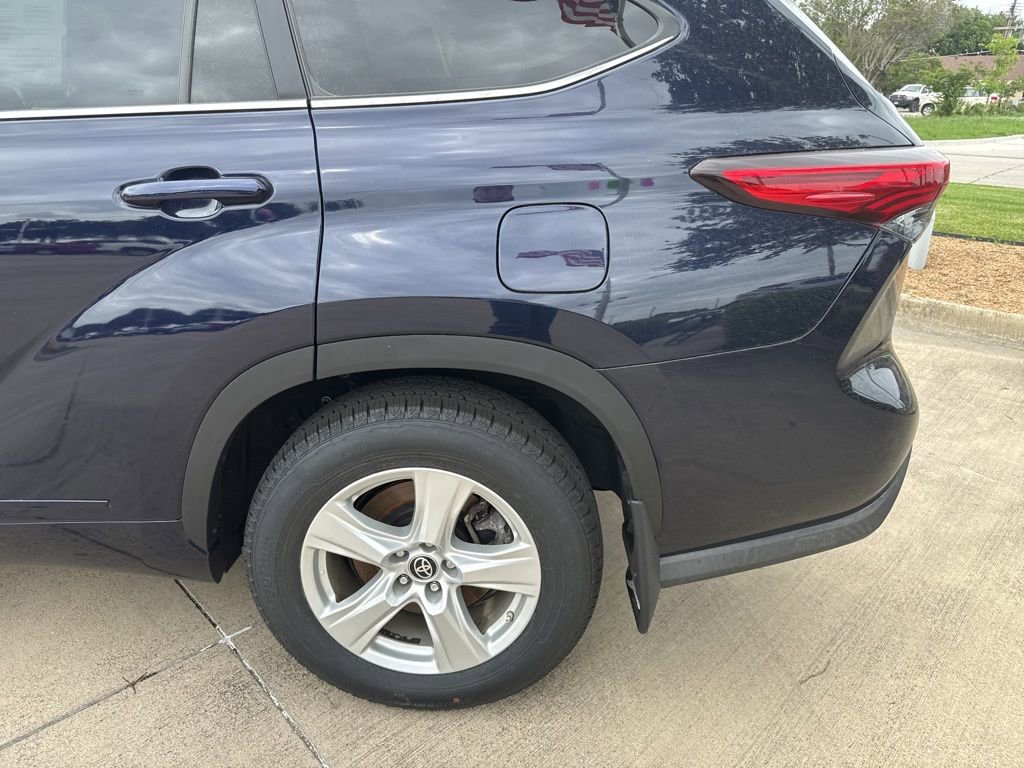 Used 2023 Toyota Highlander LE FWD image 3