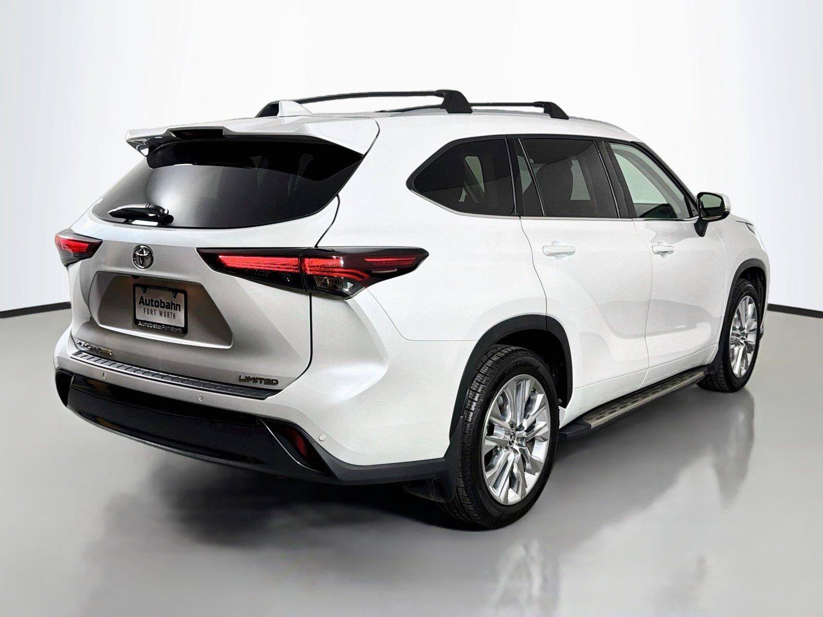 Used 2024 Toyota Highlander Limited FWD image 5