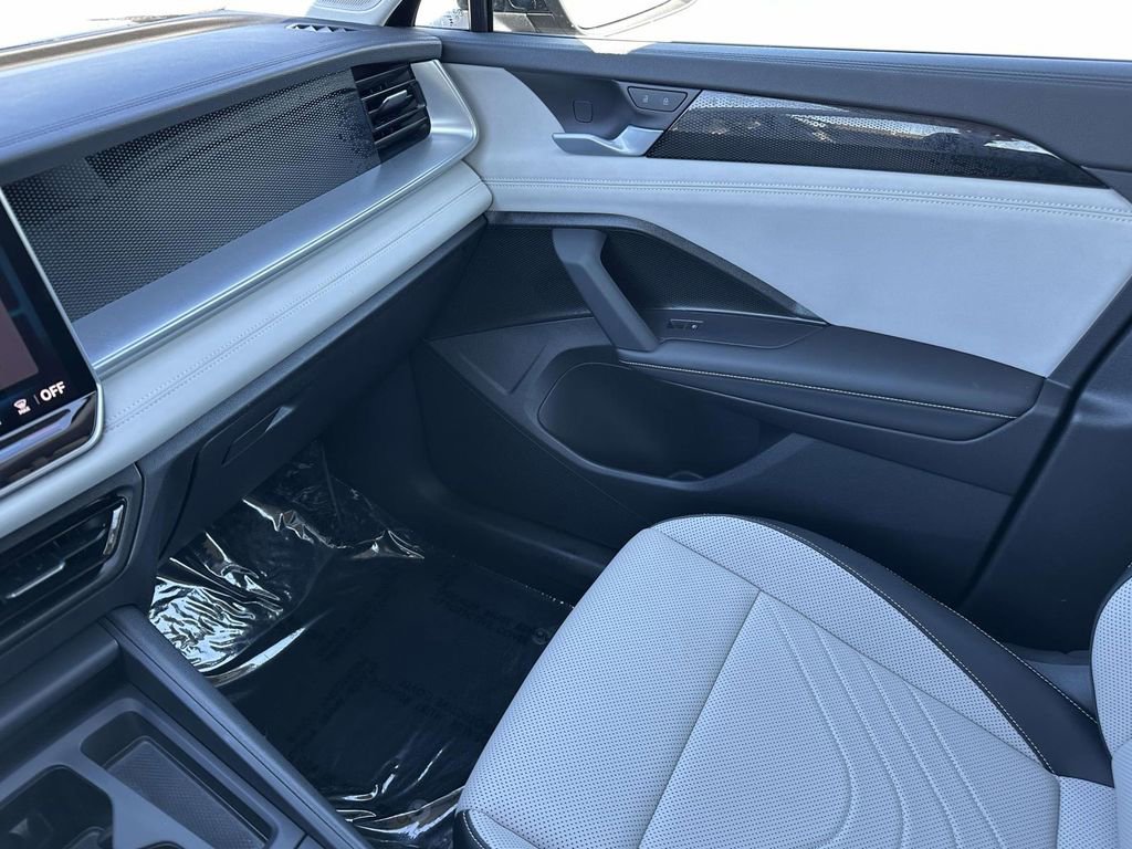 Certified 2025 Volkswagen Tiguan SE image 32