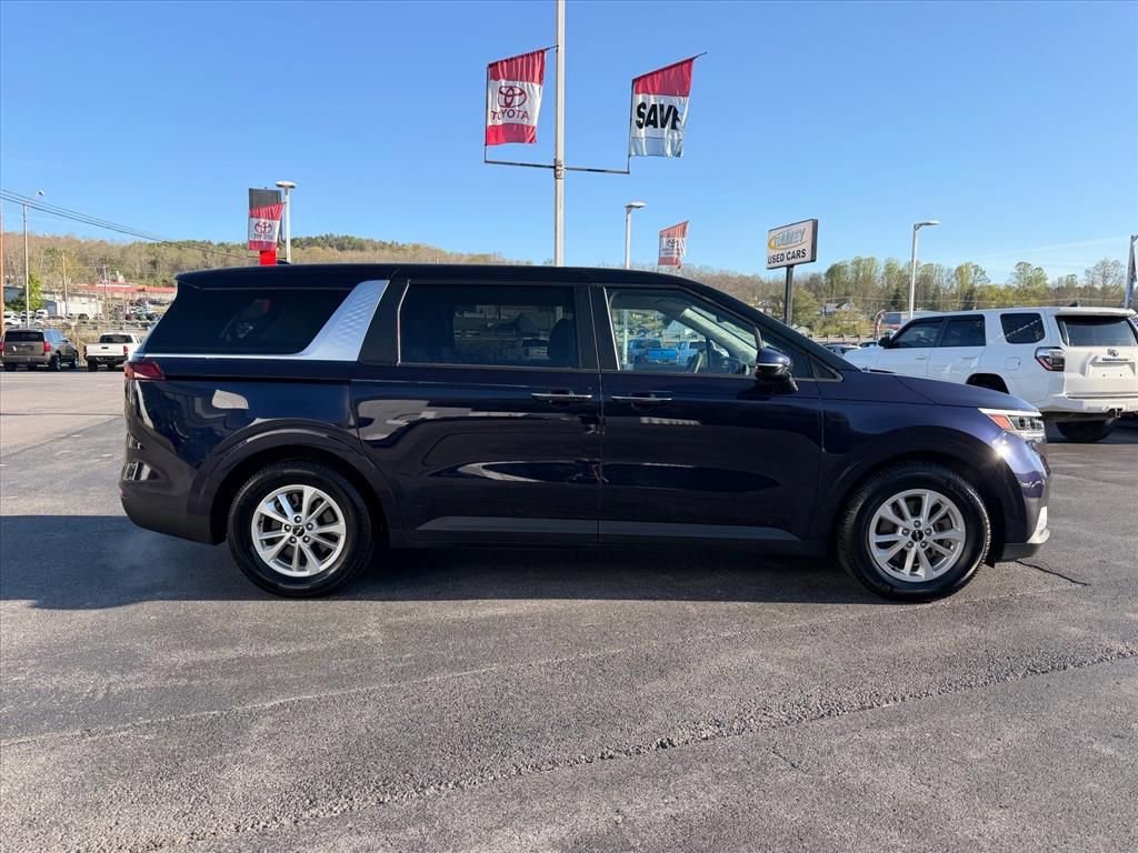 Used 2023 Kia Carnival LX FWD image 3
