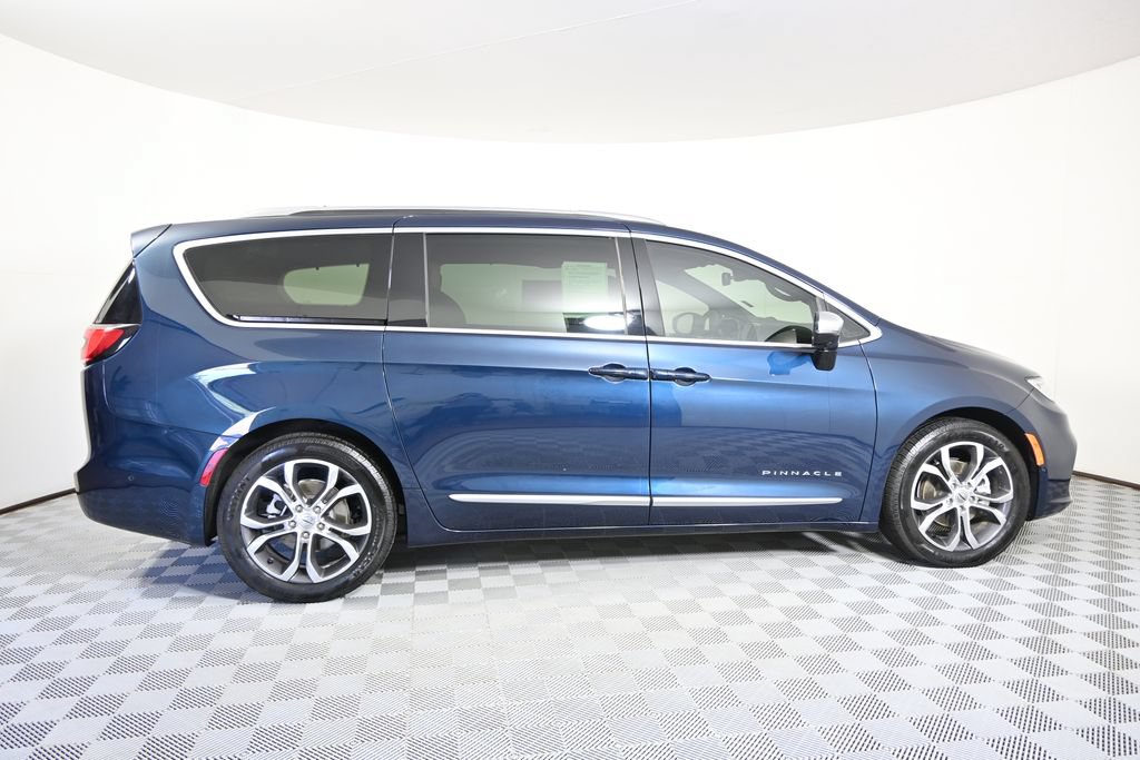 Used 2025 Chrysler Pacifica Pinnacle w/ Trailer Tow Group FWD image 7