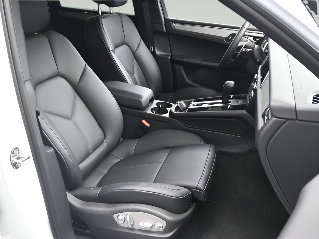 Certified 2026 Porsche Macan AWD/4WD image 11