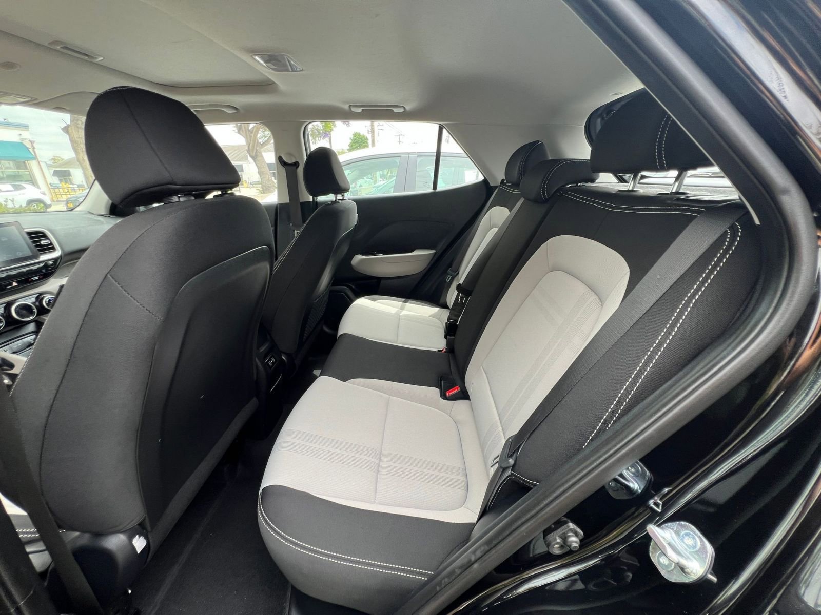 Used 2025 Hyundai Venue SEL FWD image 29