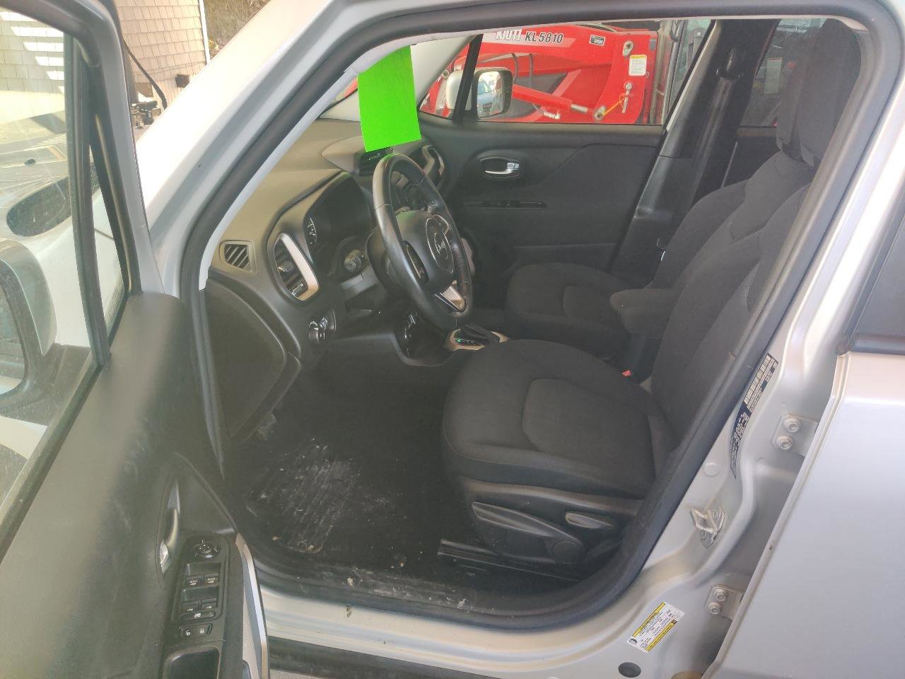Used 2015 Jeep Renegade Latitude image 9