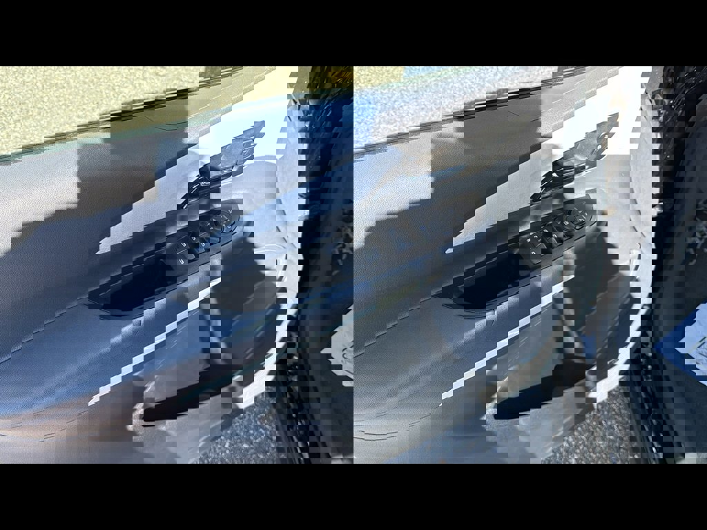 Used 2021 Chevrolet Bolt Premier w/ Infotainment Package image 7