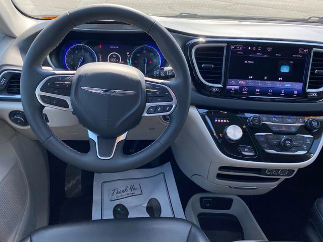 Used 2024 Chrysler Pacifica Touring-L image 8