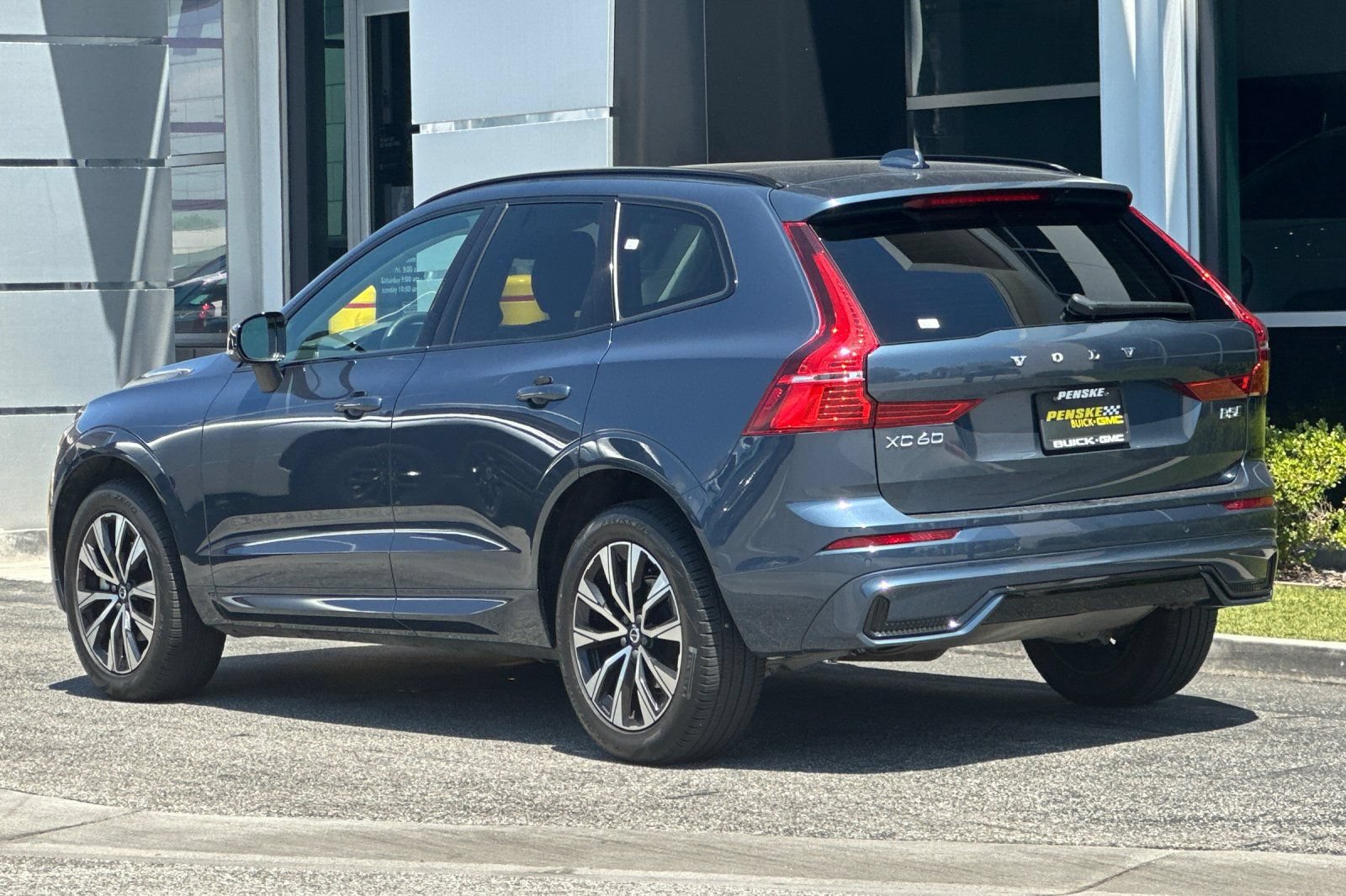 Used 2024 Volvo XC60 B5 Core AWD/4WD image 6