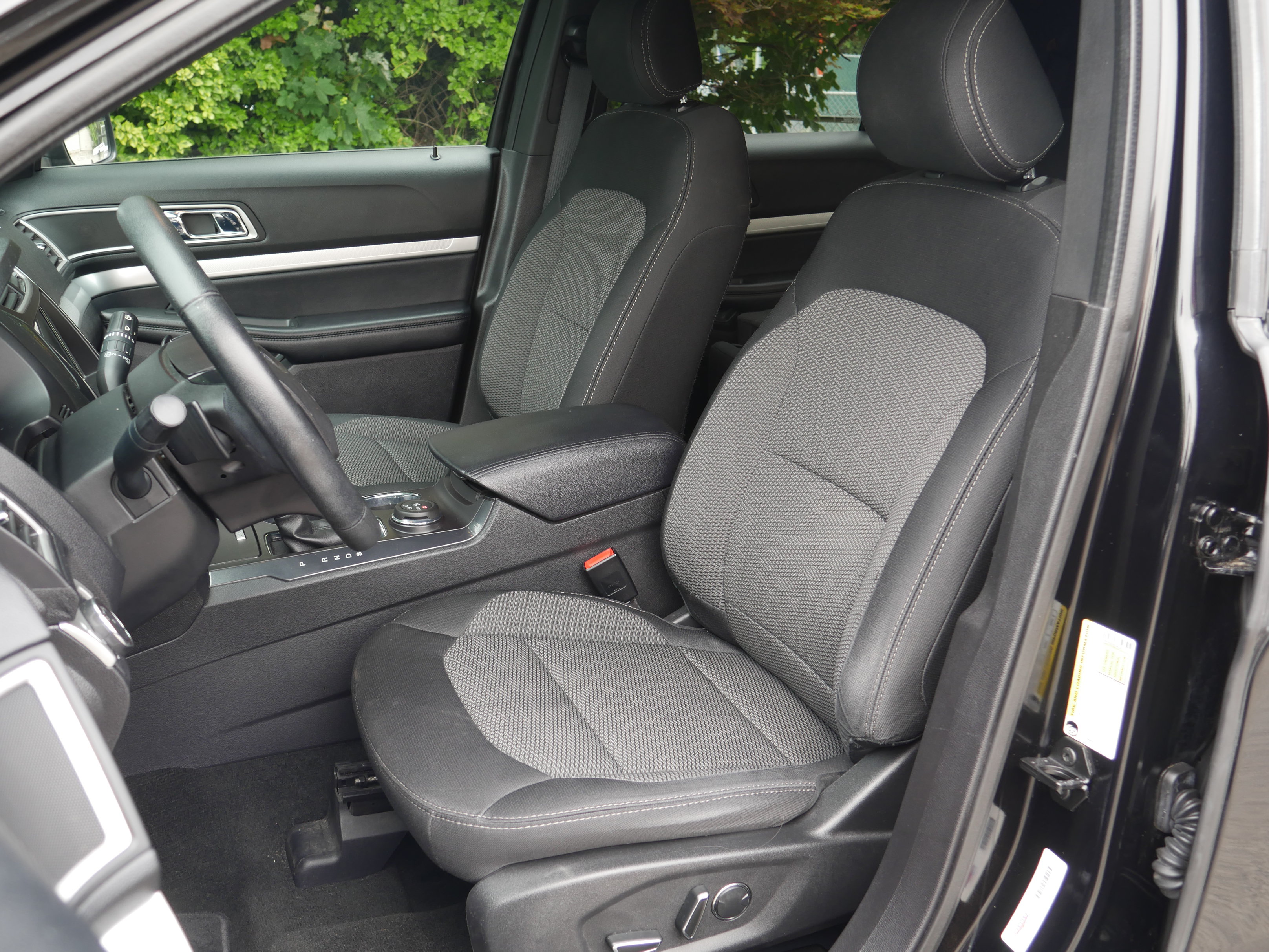 Used 2017 Ford Explorer XLT w/ Equipment Group 201A AWD/4WD image 31