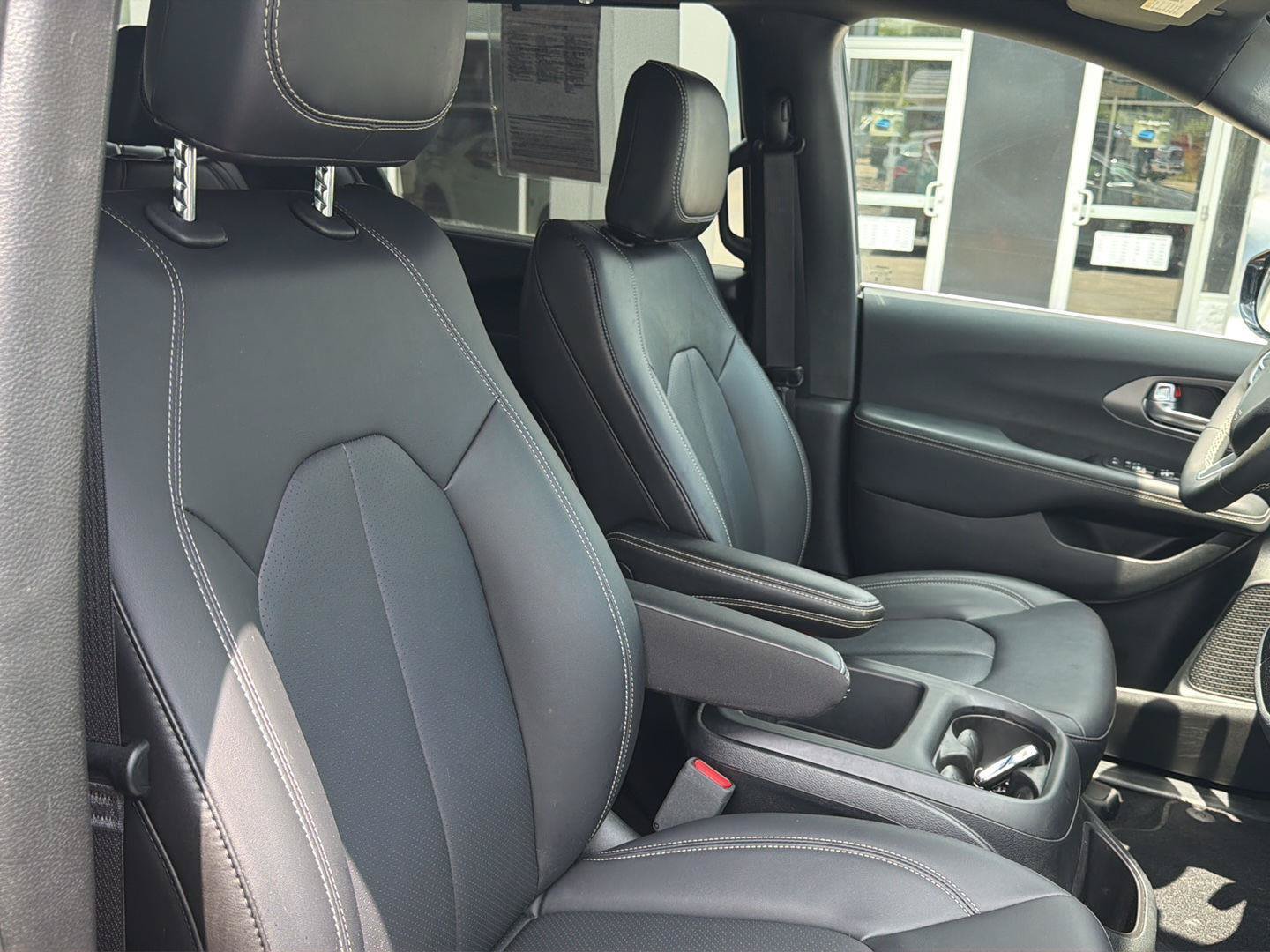 Certified 2025 Chrysler Pacifica Select FWD image 5