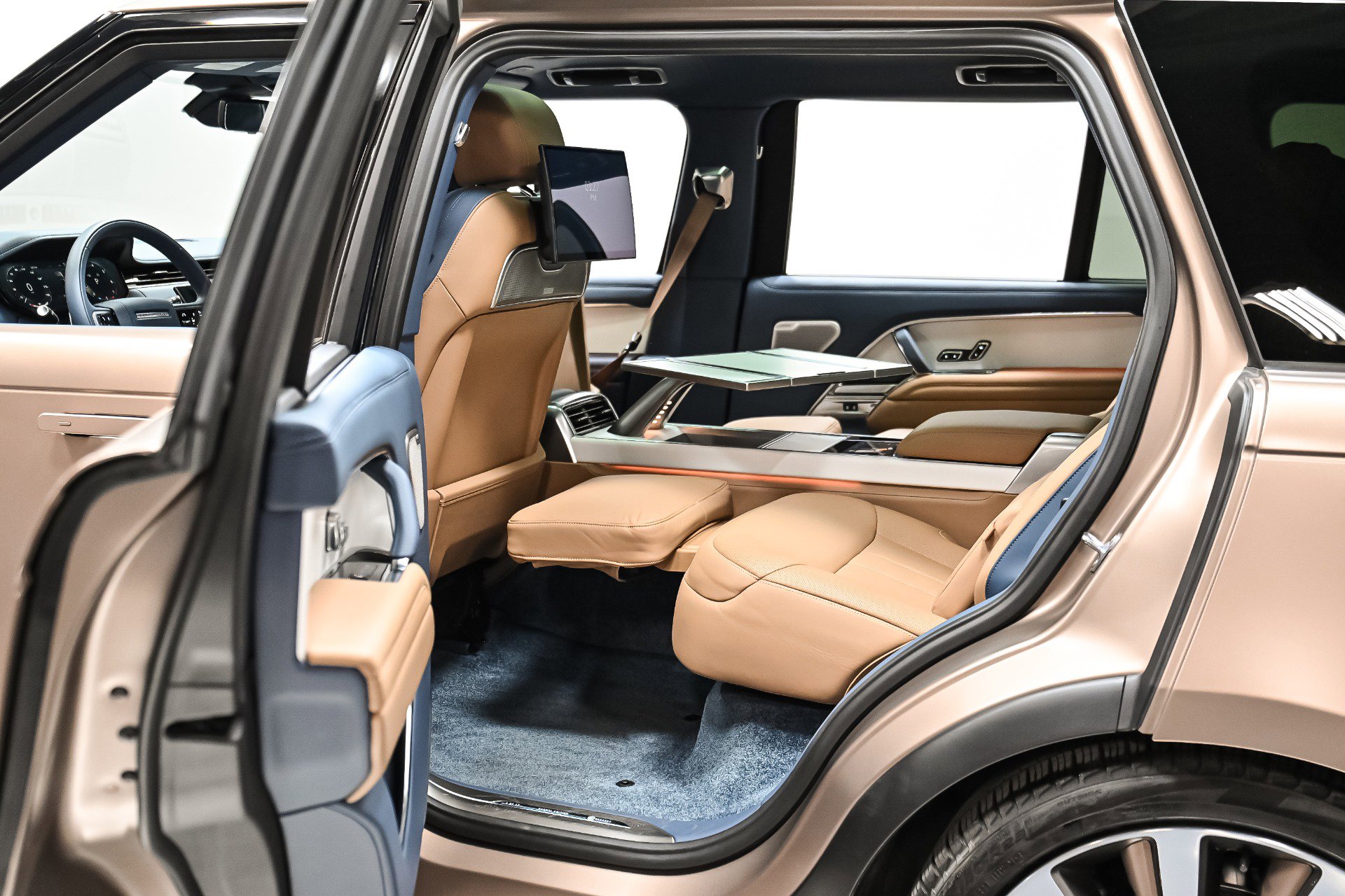 Used 2023 Land Rover Range Rover LWB SV Autobiography image 35