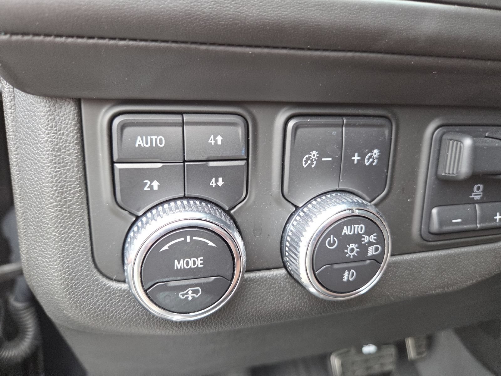 Used 2023 GMC Yukon Denali Ultimate AWD/4WD image 6