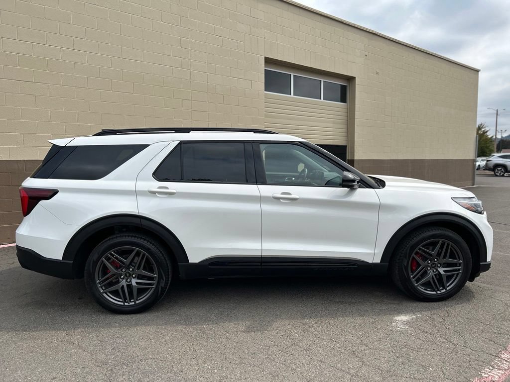 Used 2025 Ford Explorer ST AWD/4WD image 3