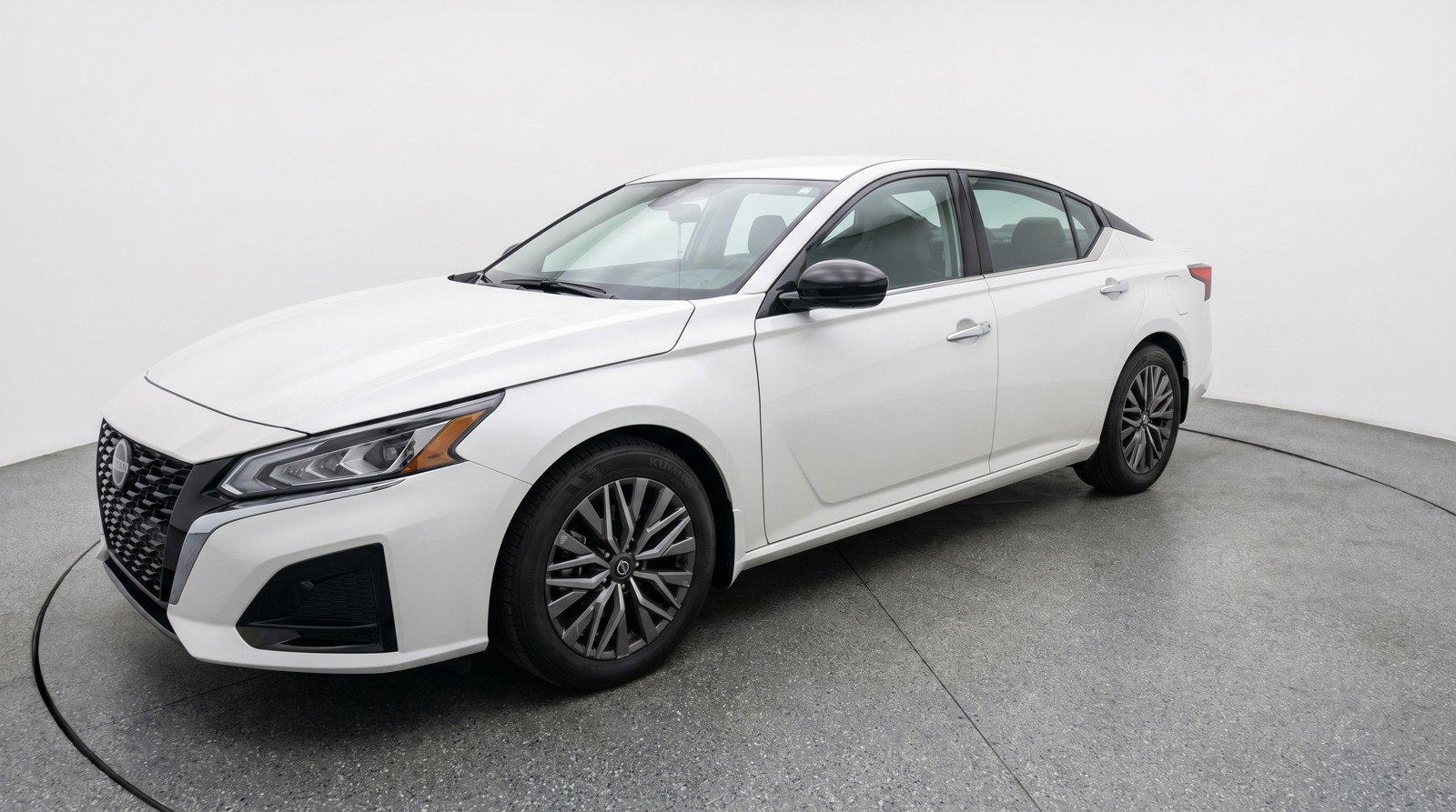 Used 2025 Nissan Altima 2.5 SV FWD image 3