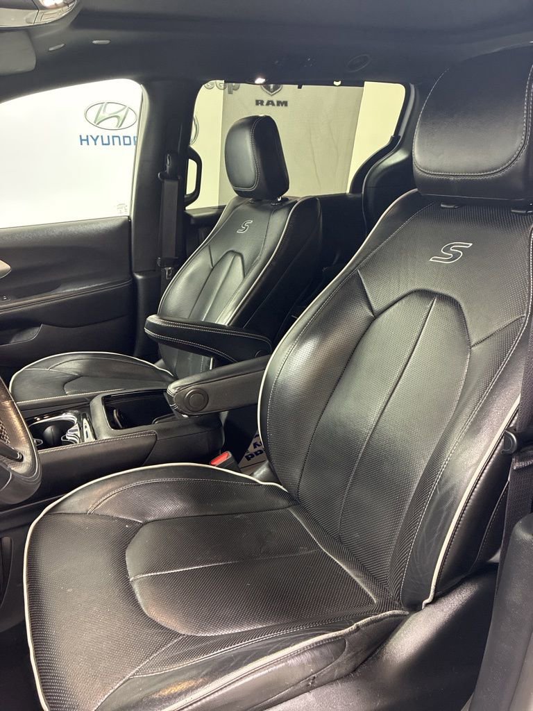Used 2021 Chrysler Pacifica Limited w/ S Appearance Package AWD/4WD image 10