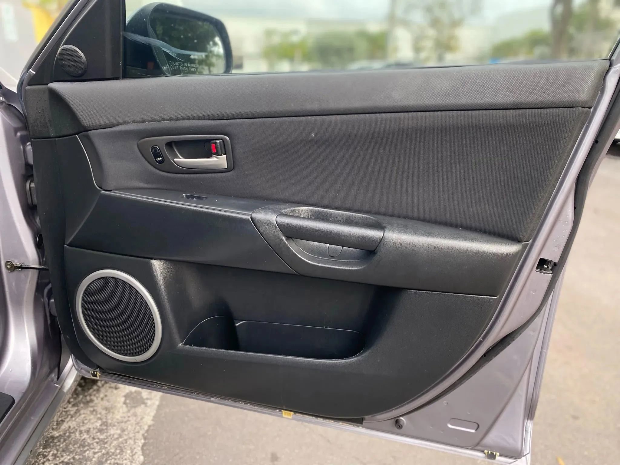 Used 2005 MAZDA MAZDA3 s w/ Moonroof & 6-CD Pkg image 27