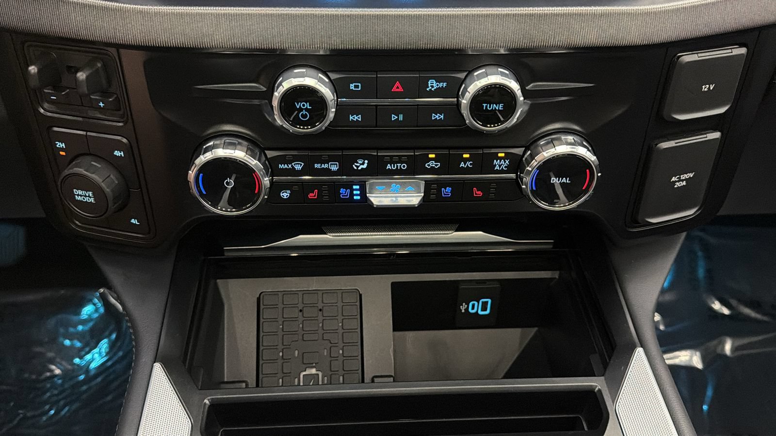 Used 2026 Ford F450 Platinum w/ FX4 Off-Road Package AWD/4WD image 25