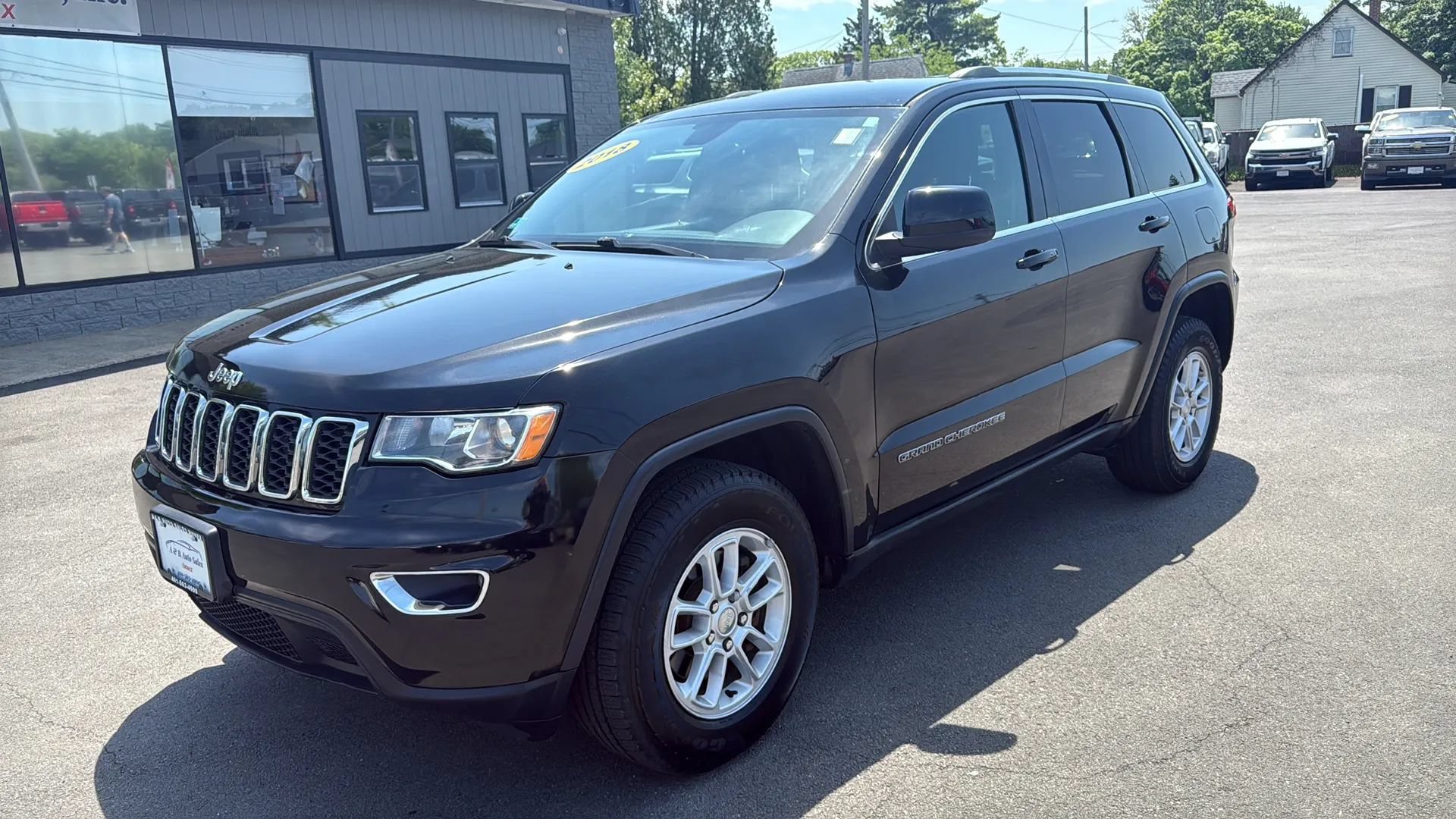 Used 2018 Jeep Grand Cherokee Laredo AWD/4WD image 3