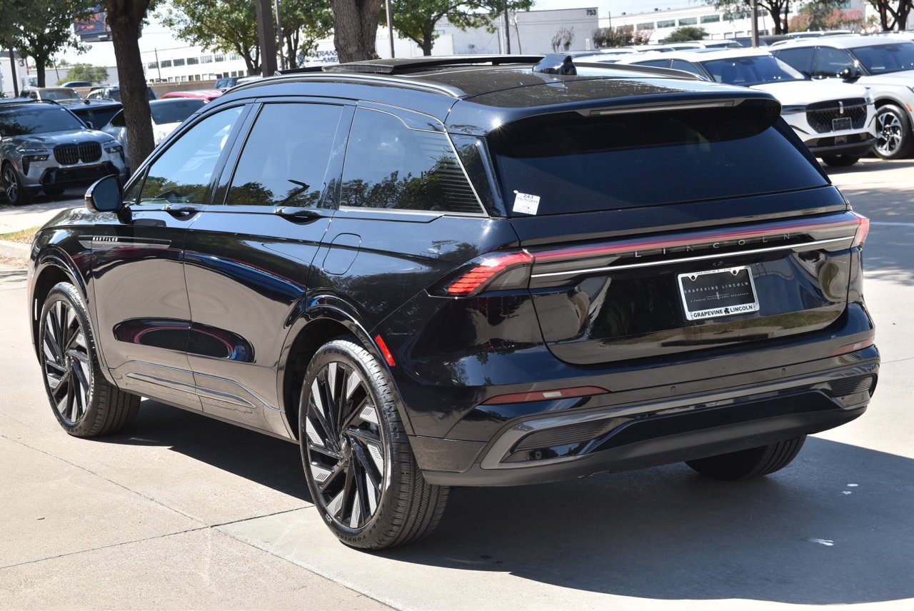Certified 2025 Lincoln Nautilus Reserve w/ Jet Appearance Package AWD/4WD image 10