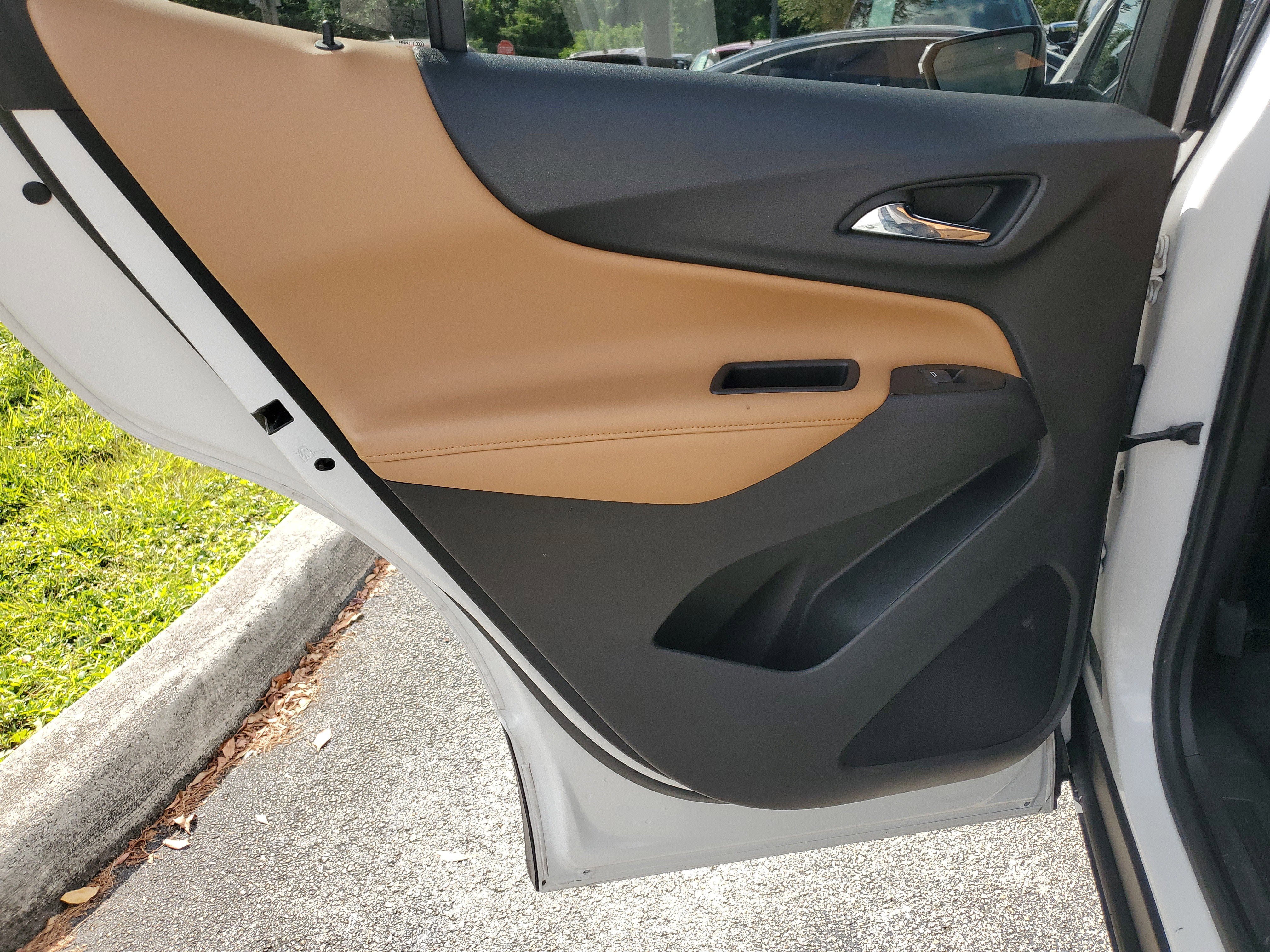Used 2018 Chevrolet Equinox Premier FWD image 11