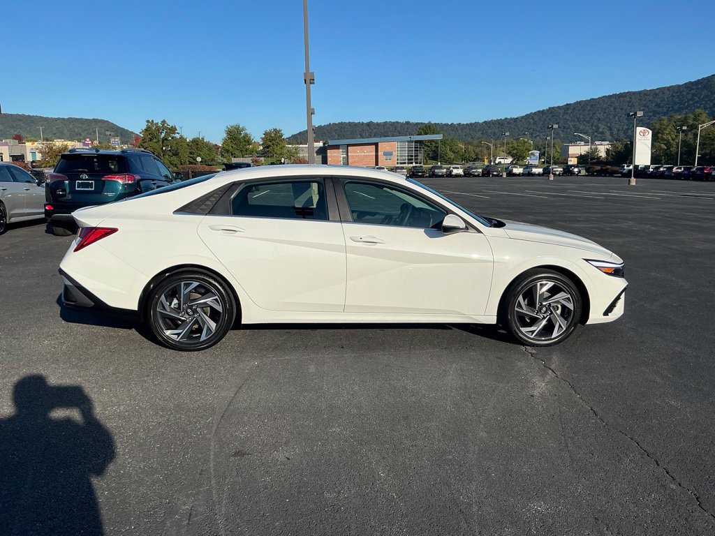 Certified 2026 Hyundai Elantra Limited FWD image 4