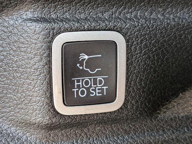 Used 2023 Jeep Grand Cherokee L Laredo image 14