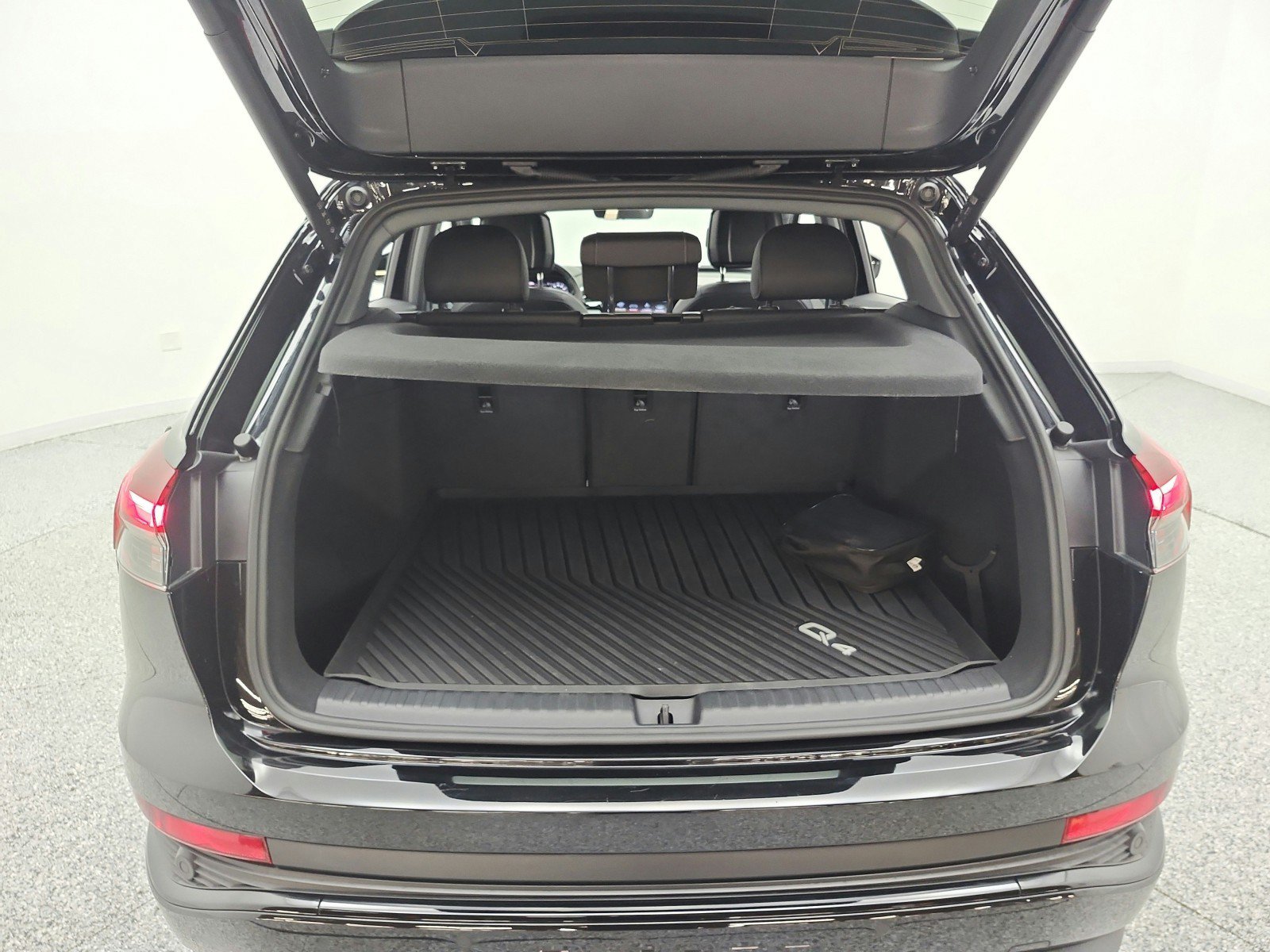 Used 2024 Audi Q4 e-tron Premium Plus AWD/4WD image 18