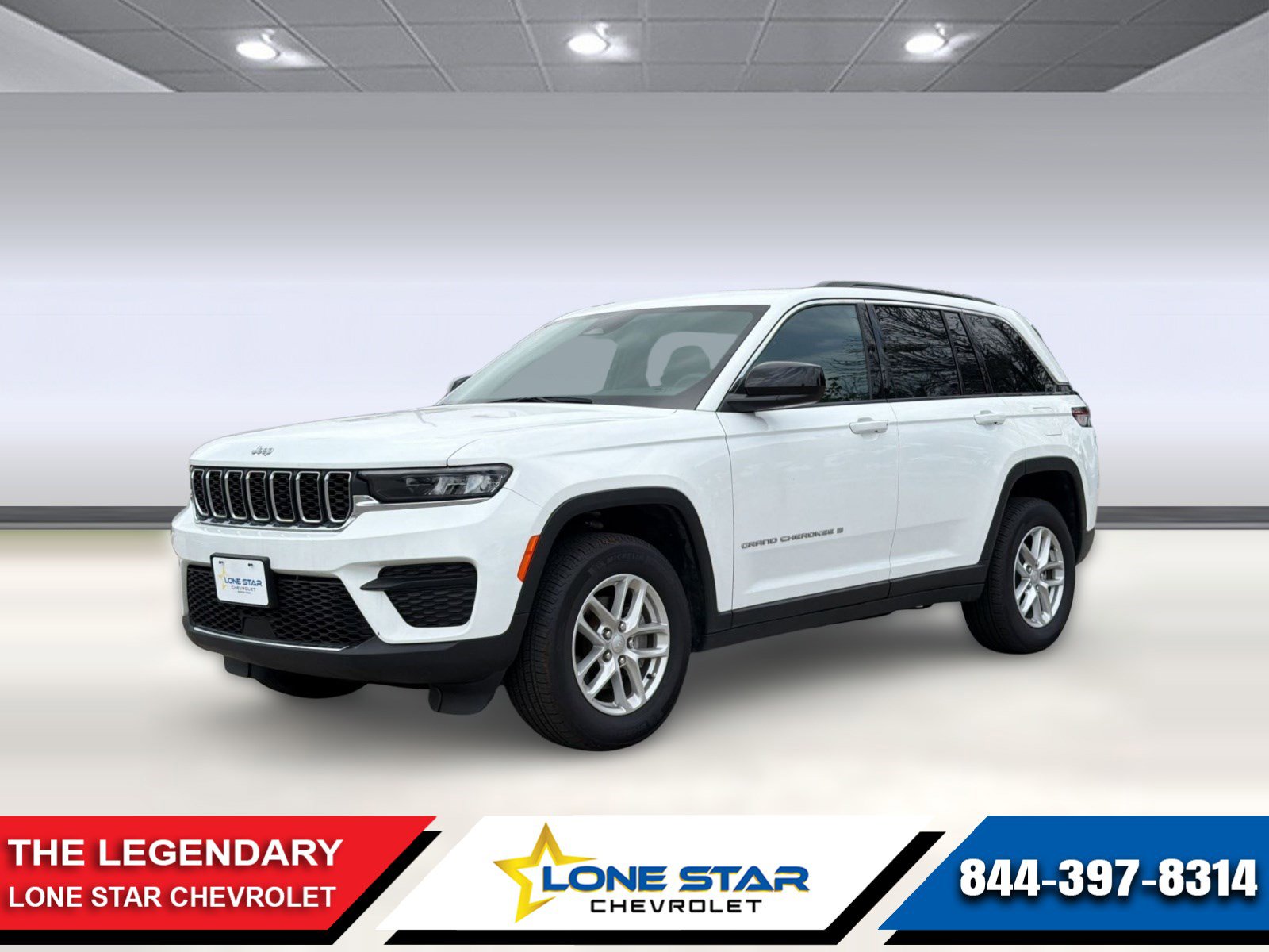 Used 2025 Jeep Grand Cherokee Laredo X RWD image 1