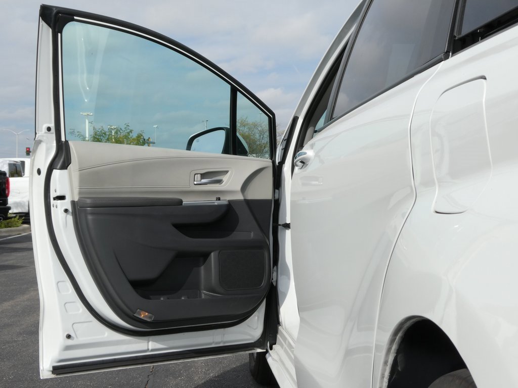Used 2023 Toyota Sienna XLE image 26