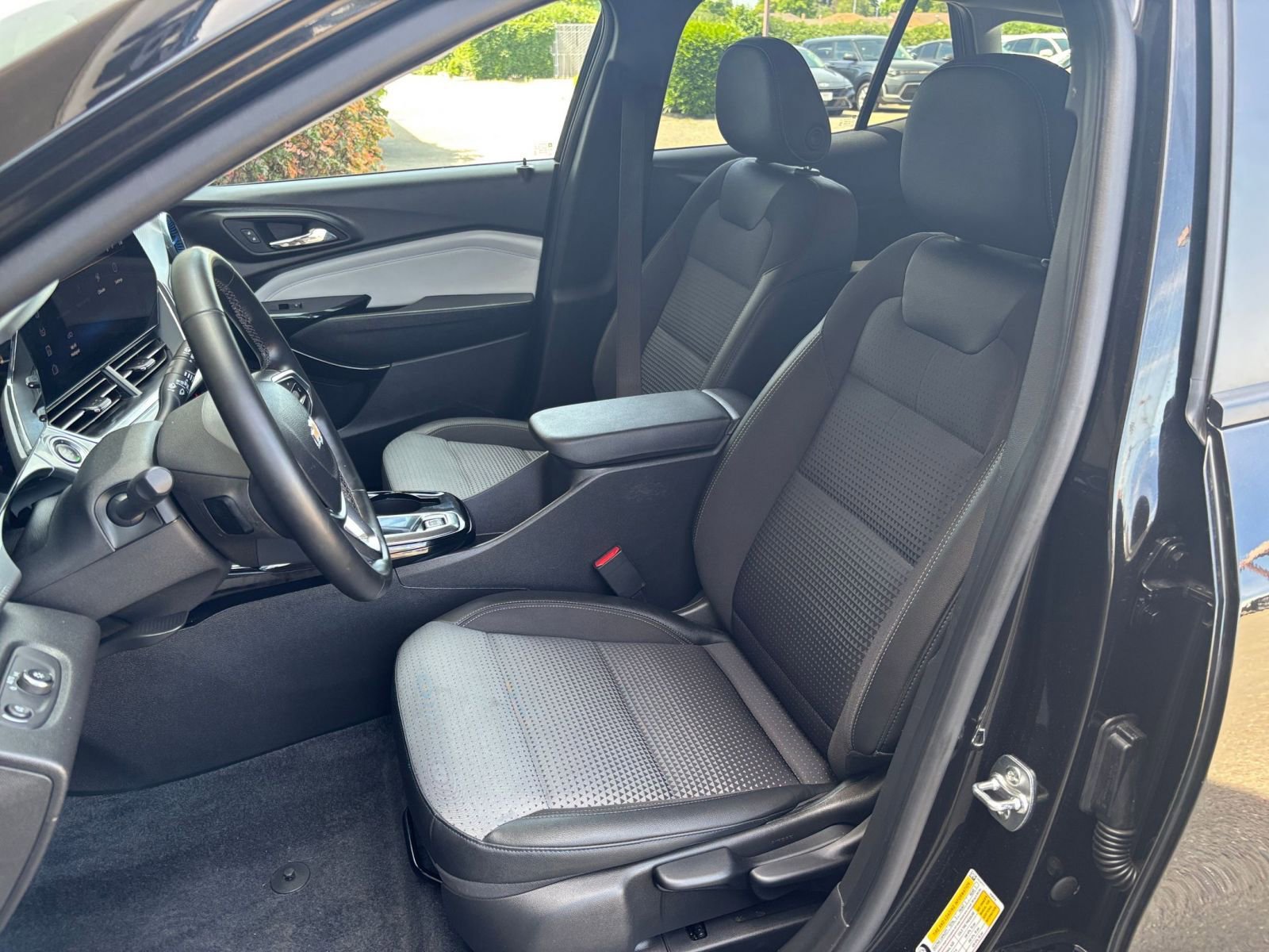 Used 2025 Chevrolet Trax LT w/ LT Convenience Package FWD image 36