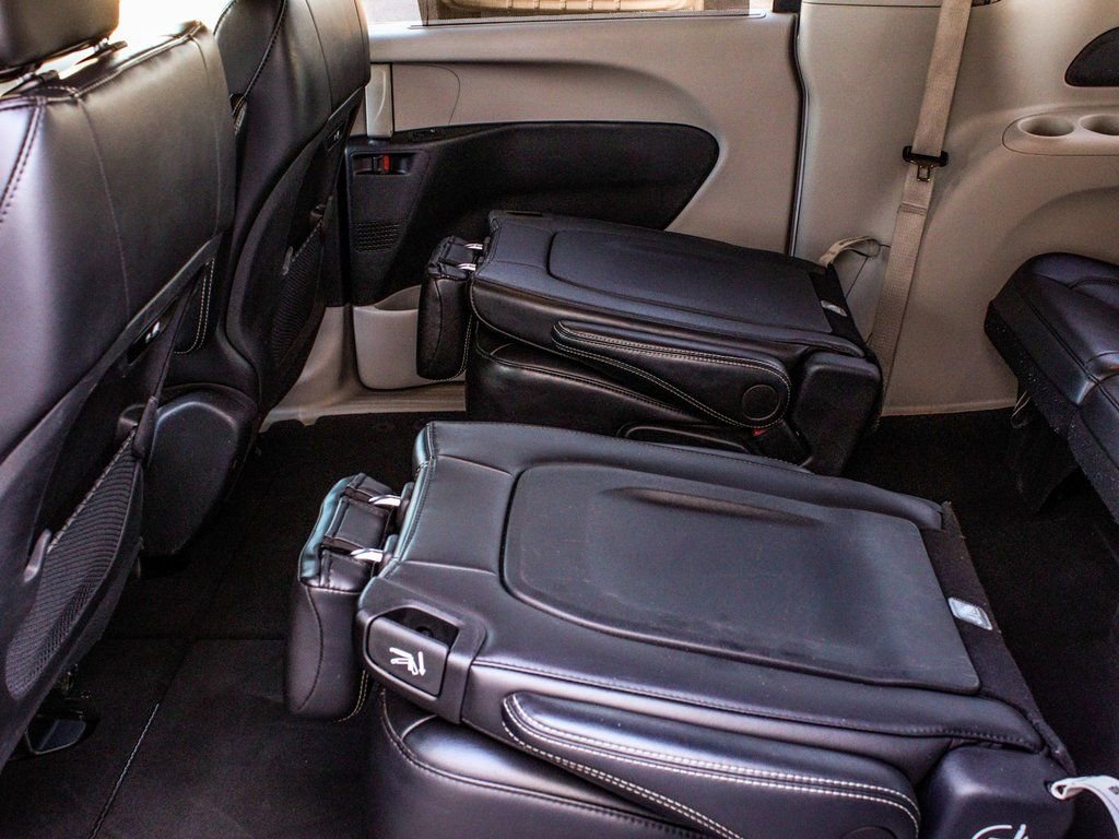 Used 2024 Chrysler Pacifica Touring-L image 35