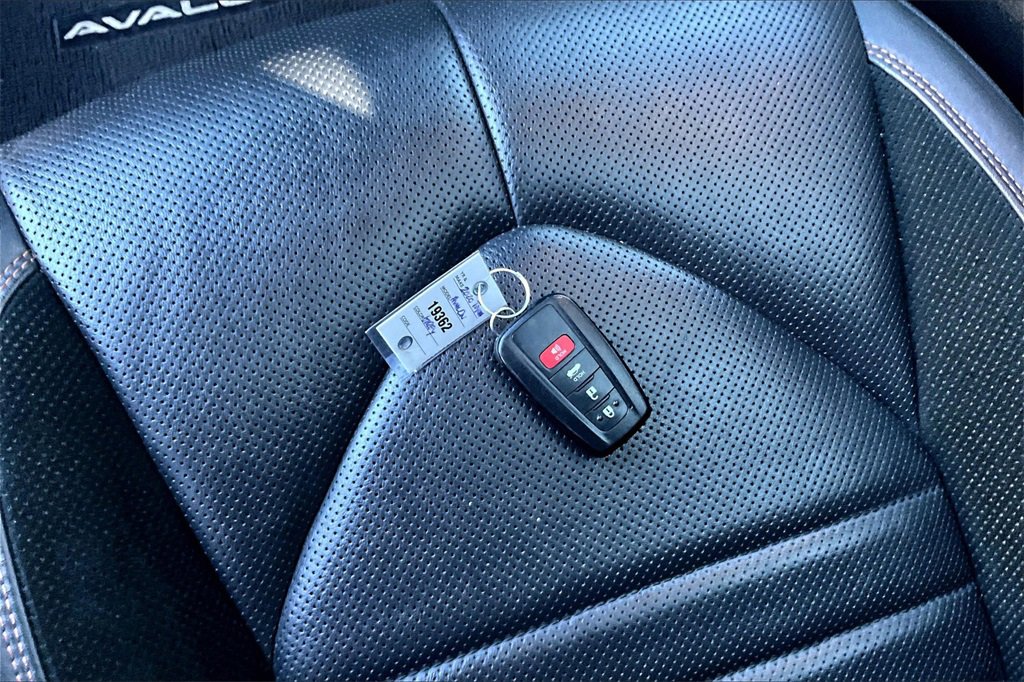 Used 2020 Toyota Avalon XSE w/ Carpet Mat Package image 35
