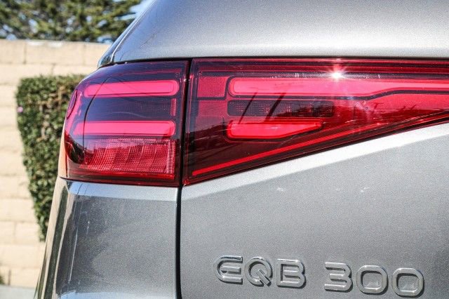 New 2025 Mercedes-Benz EQB 300 4MATIC image 9