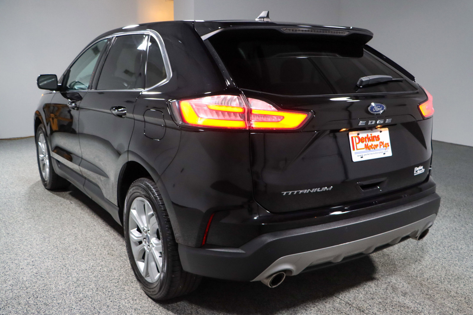 Used 2021 Ford Edge Titanium w/ Cargo Accessory Package FWD image 9