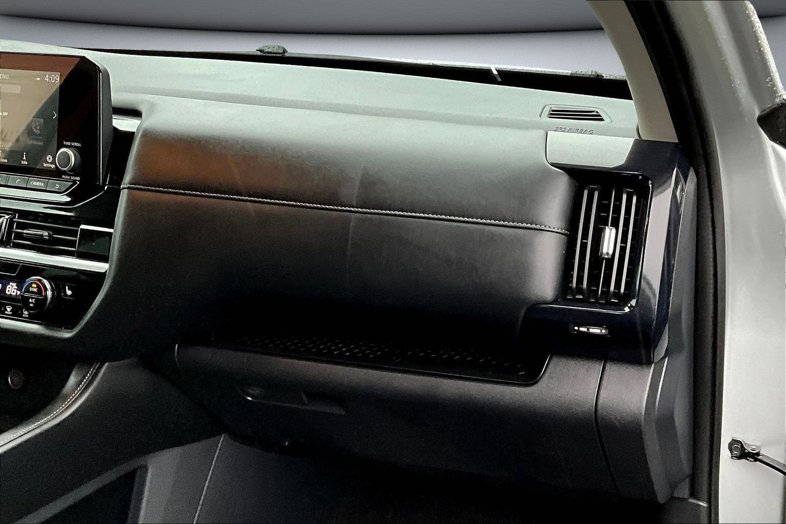 Used 2024 Nissan Pathfinder SV image 25