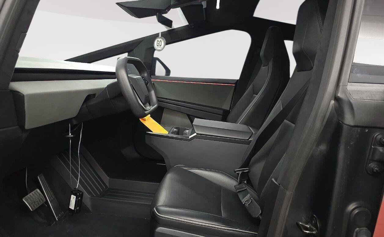 Used 2025 Tesla Cybertruck AWD Crew Cab image 4