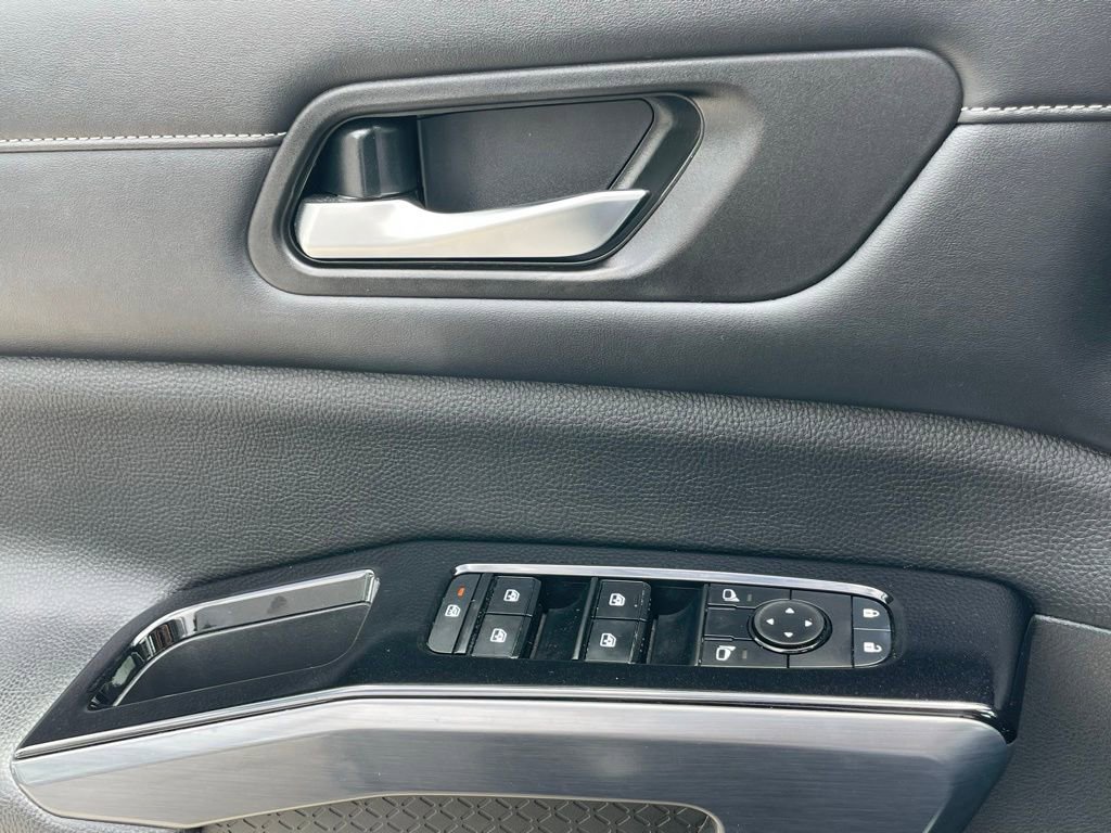 Used 2022 Nissan Pathfinder SL FWD image 11