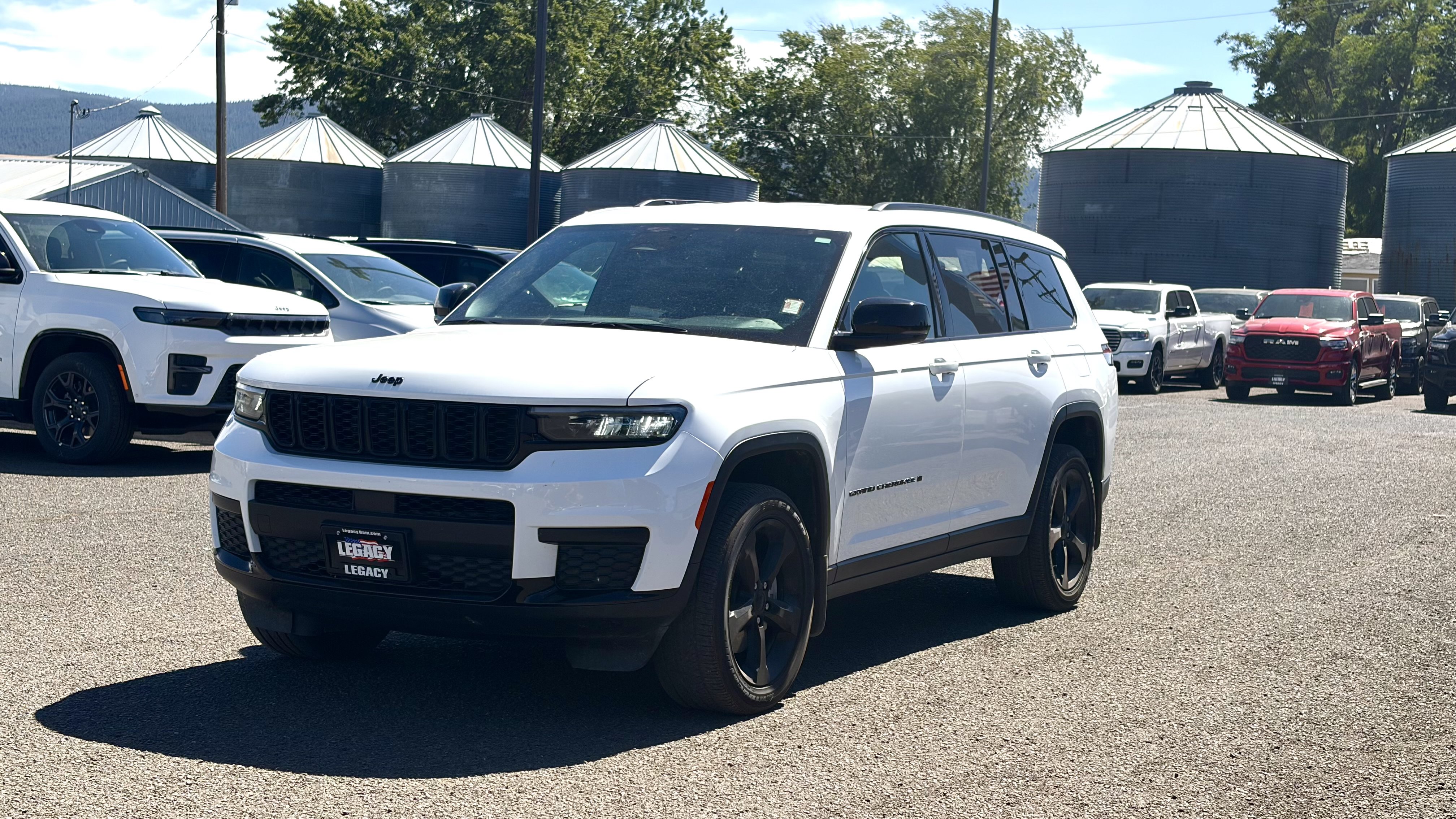 Used 2024 Jeep Grand Cherokee L Laredo AWD/4WD image 3