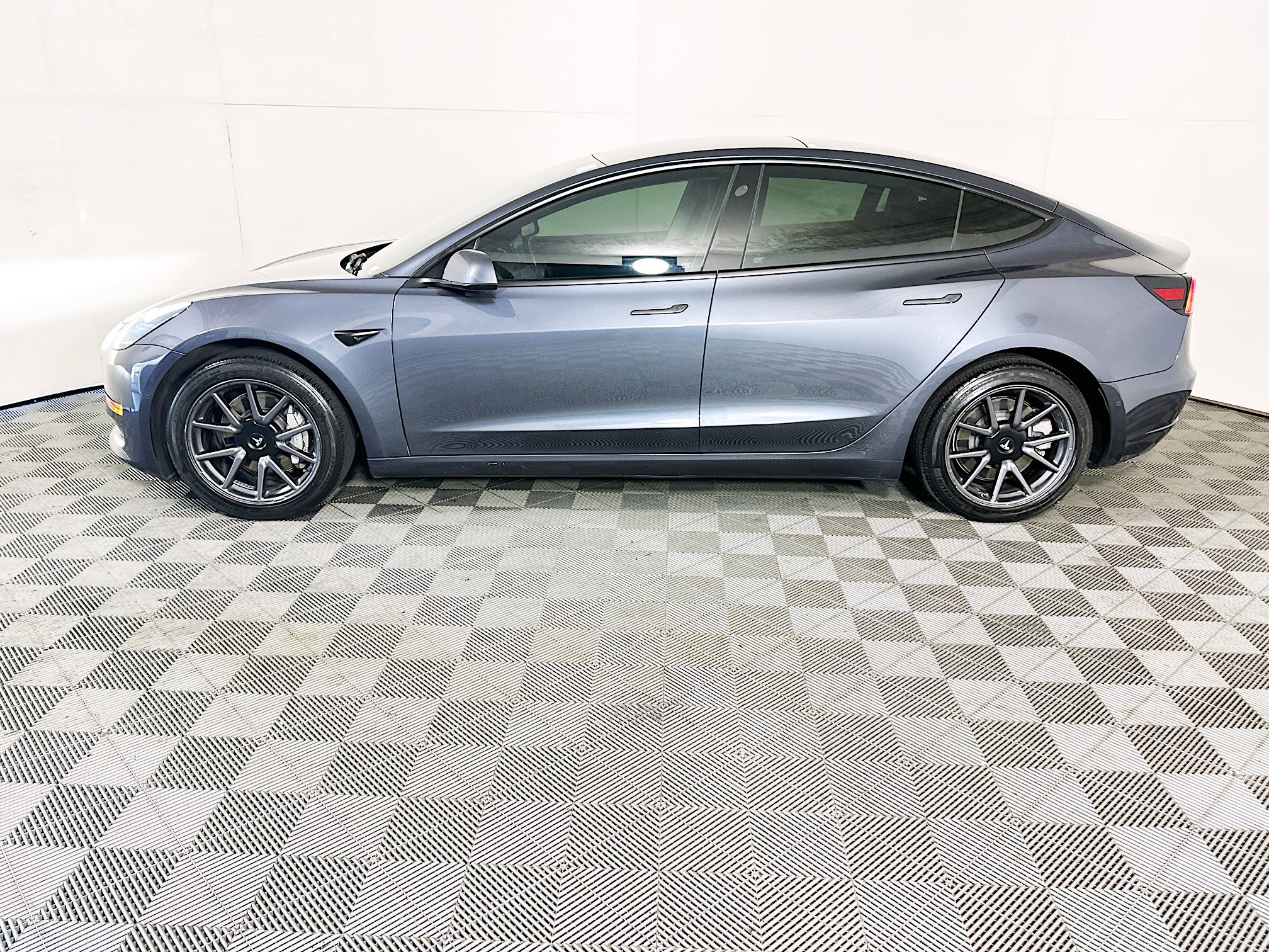 Used 2020 Tesla Model 3 Standard Range Plus RWD image 6