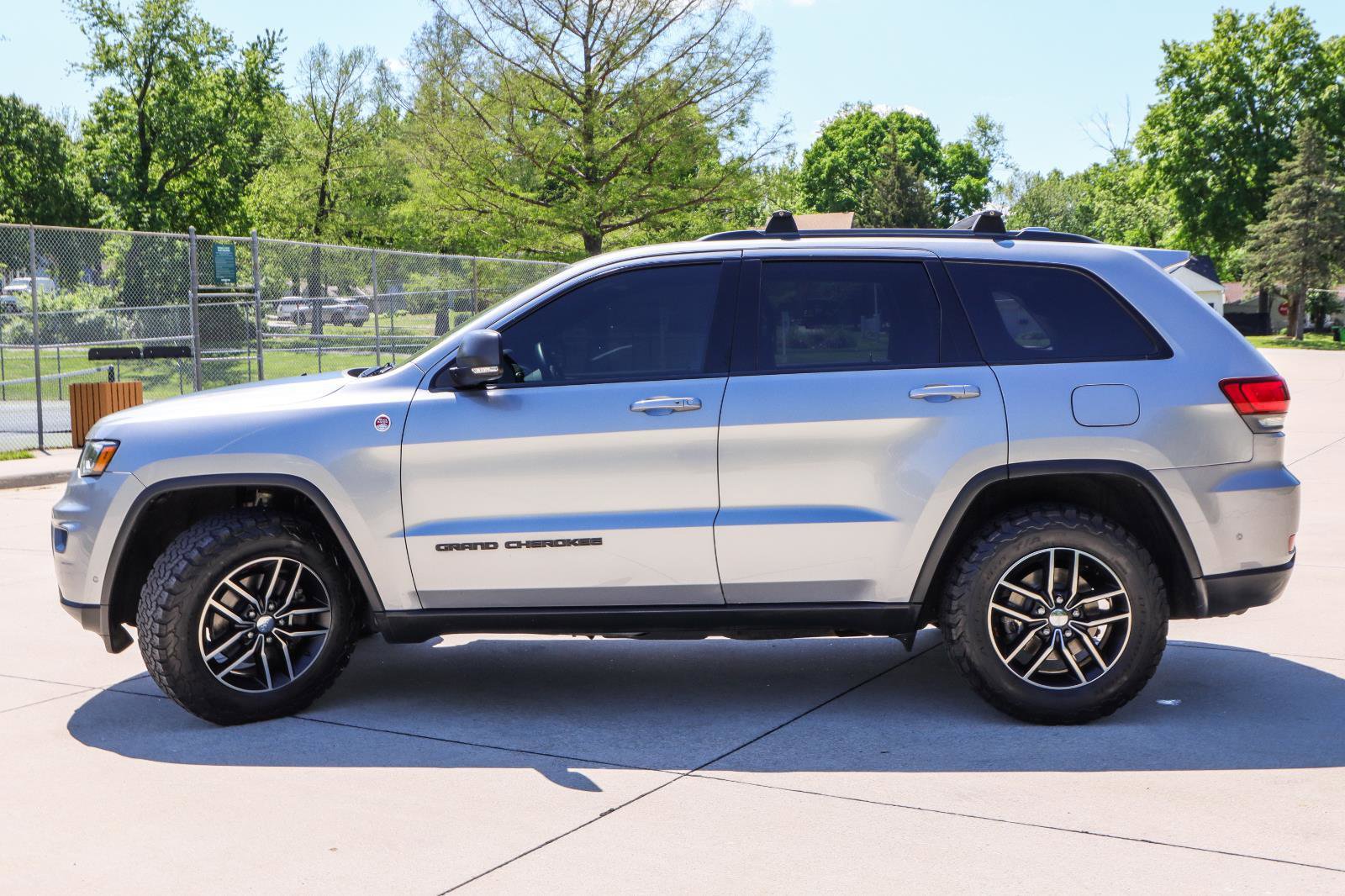 Used 2017 Jeep Grand Cherokee Trailhawk w/ Trailhawk Luxury Group AWD/4WD image 4