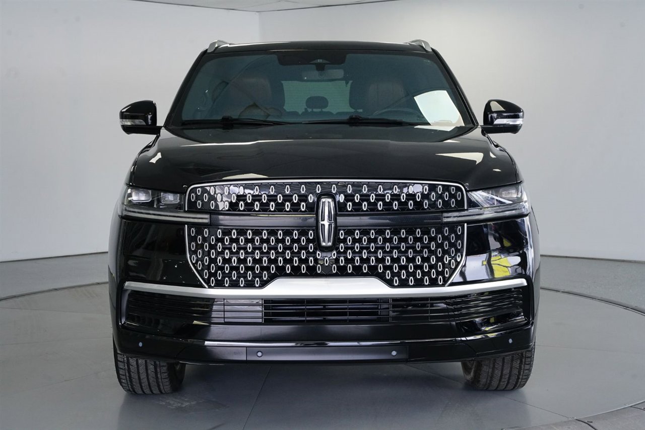 Used 2025 Lincoln Navigator Reserve image 3