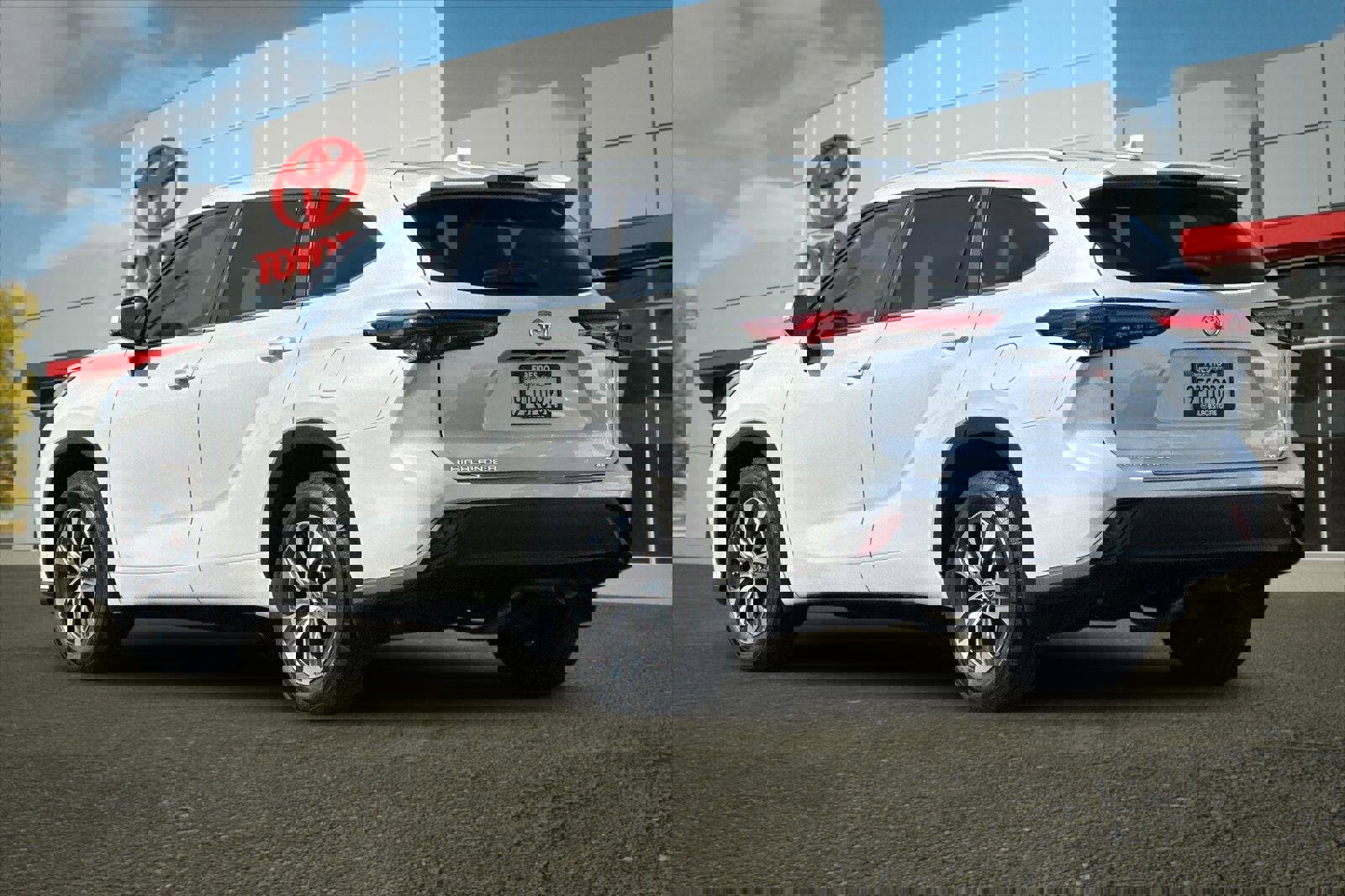 Used 2023 Toyota Highlander XLE image 5