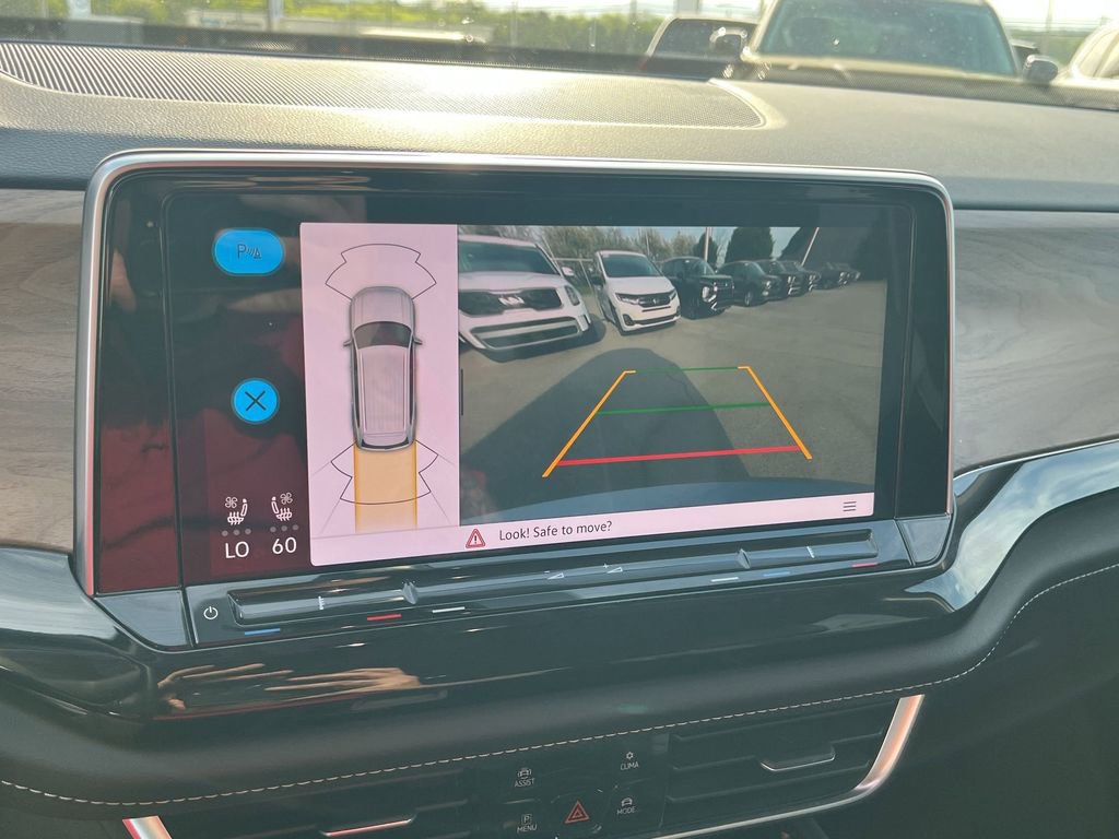 Used 2025 Volkswagen Atlas SE image 17