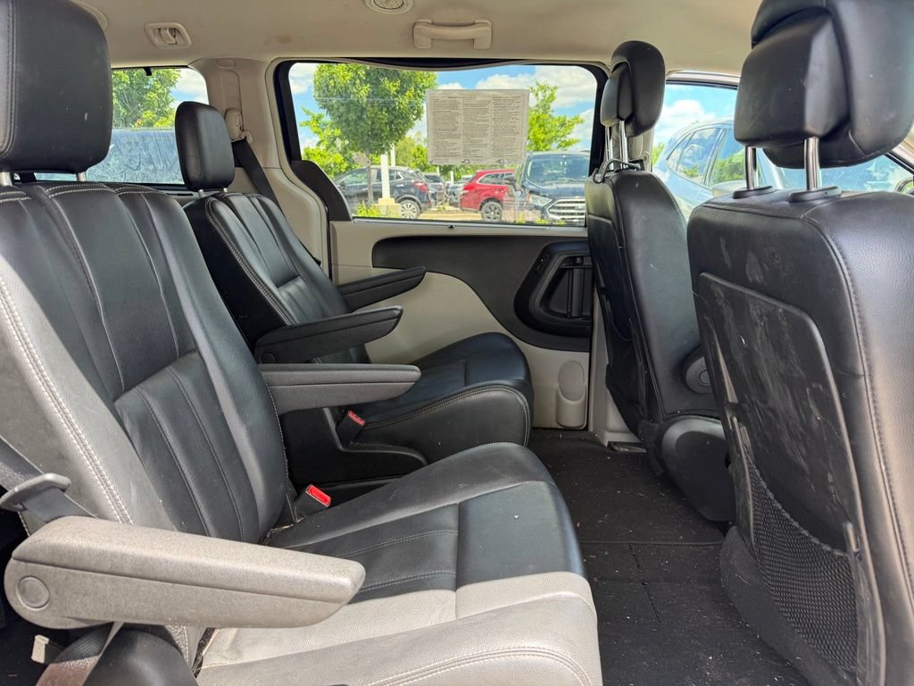 Used 2013 Chrysler Town & Country Touring FWD image 7