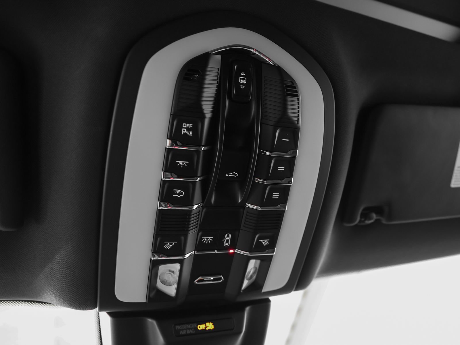 Certified 2025 Porsche Macan AWD/4WD image 35