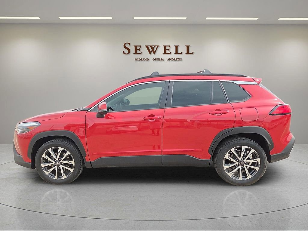 Used 2022 Toyota Corolla Cross XLE image 2