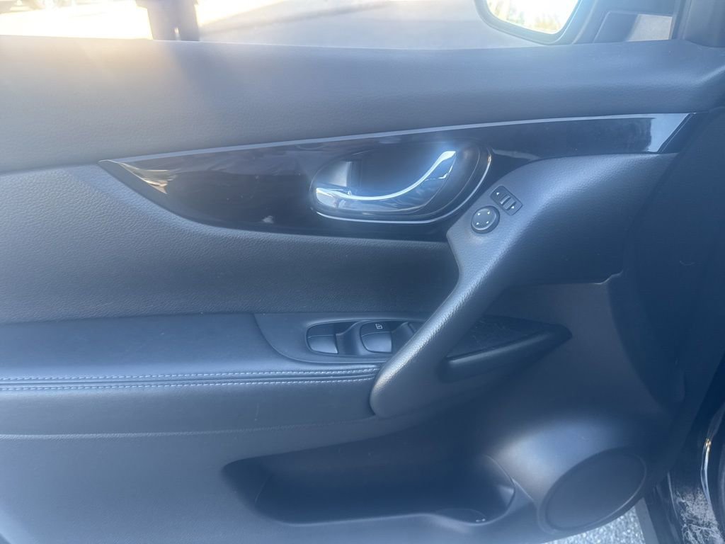 Used 2019 Nissan Rogue Sport SV w/ Technology Package image 16