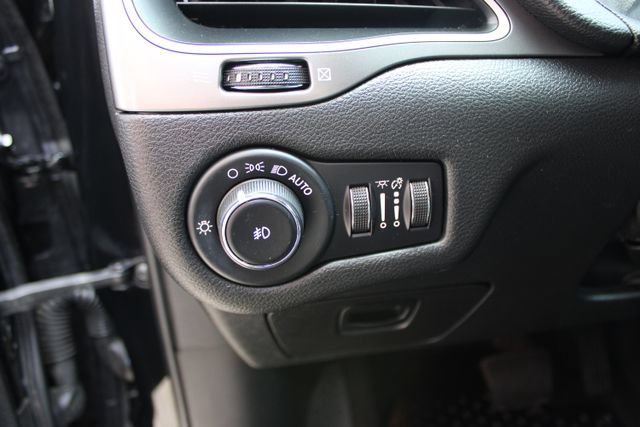 Used 2019 Jeep Cherokee Latitude Plus w/ Cold Weather Group AWD/4WD image 14