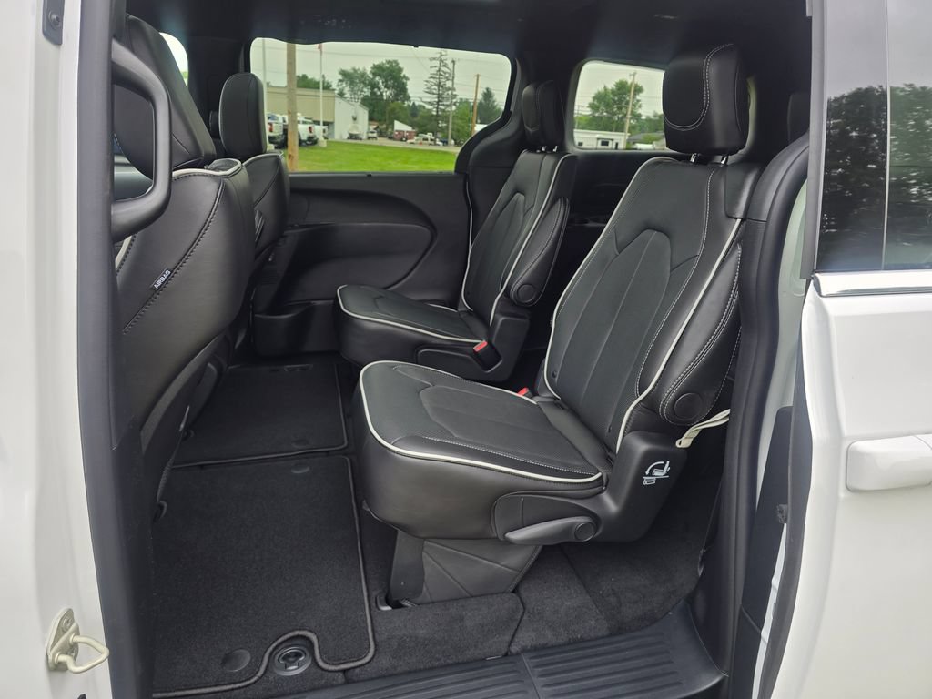 New 2027 Chrysler Pacifica Limited AWD/4WD image 10