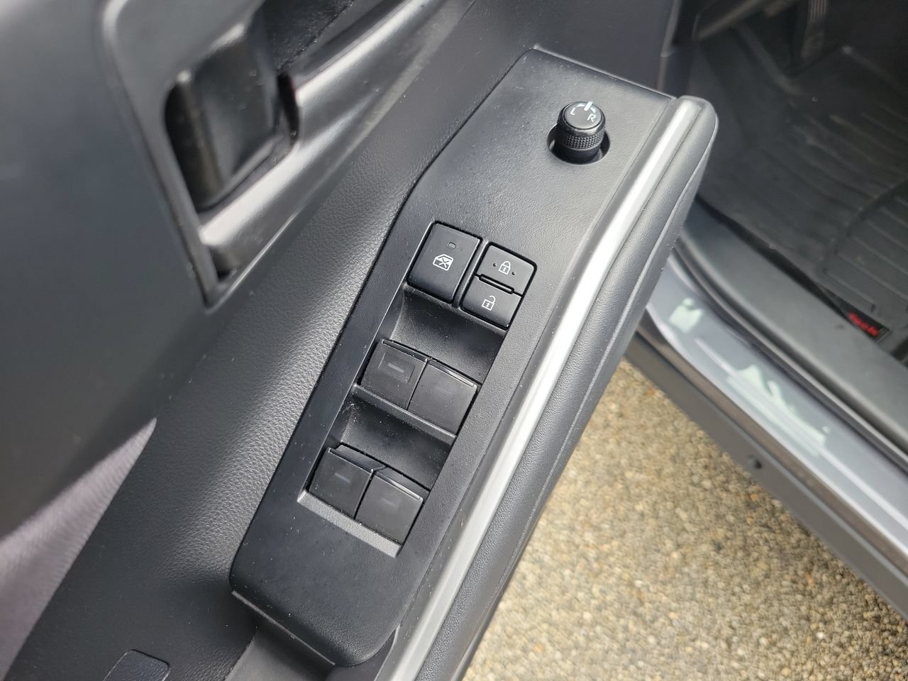 Used 2022 Toyota Highlander LE FWD image 15