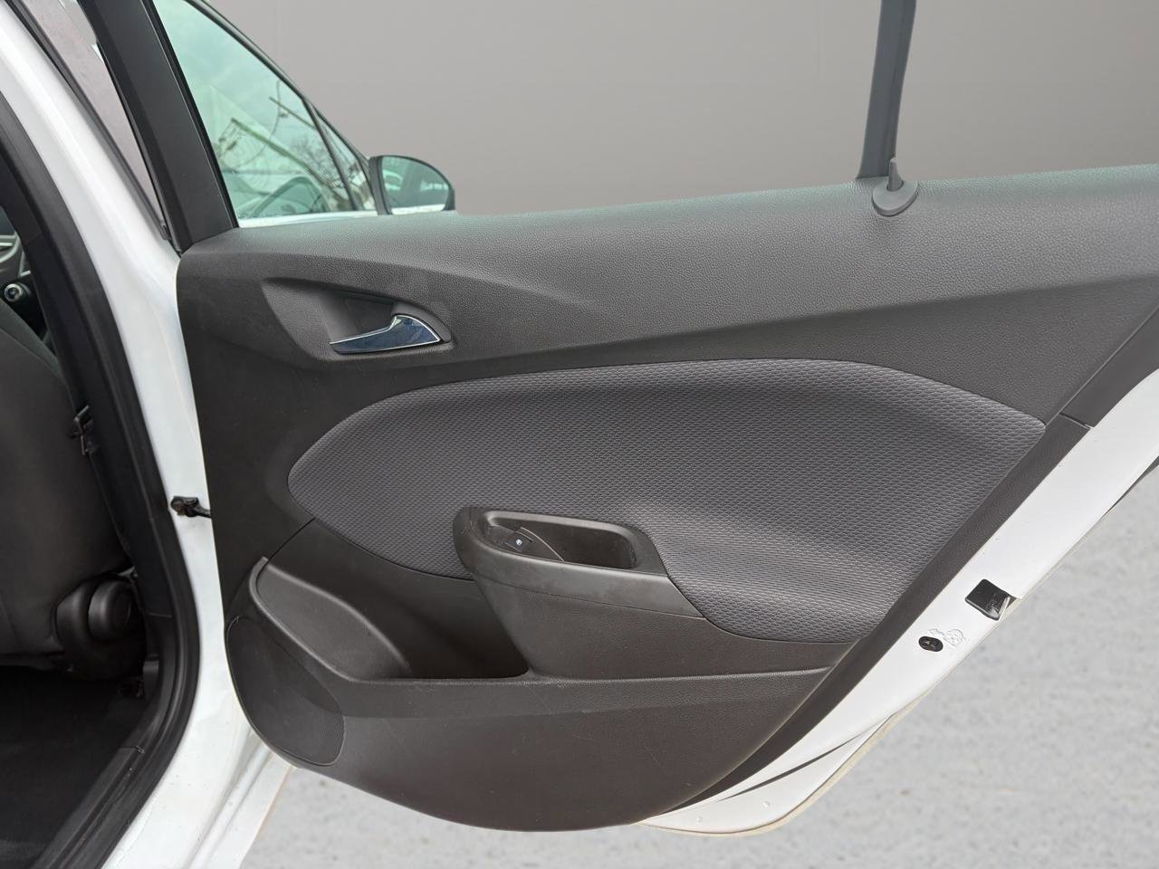 Used 2018 Chevrolet Cruze LT w/ Convenience Package FWD image 14